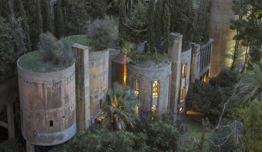 1973'te İspanyol mimar Ricardo Bofill, Barselona yakınlarındaki ve bir dönem çimento fabrikası olan yapıyı satın aldı